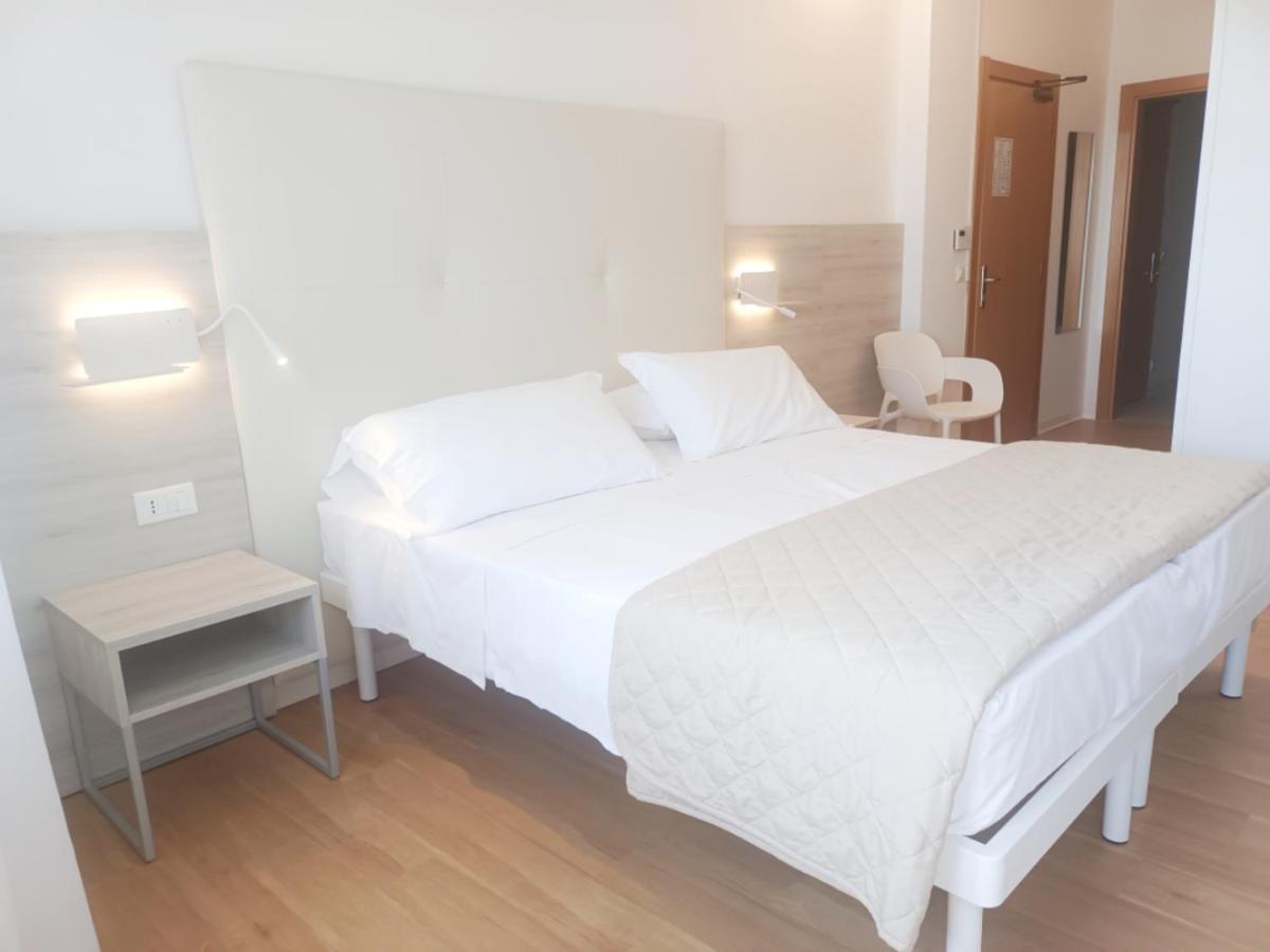 Hotel Splendid Каорле Екстериор снимка