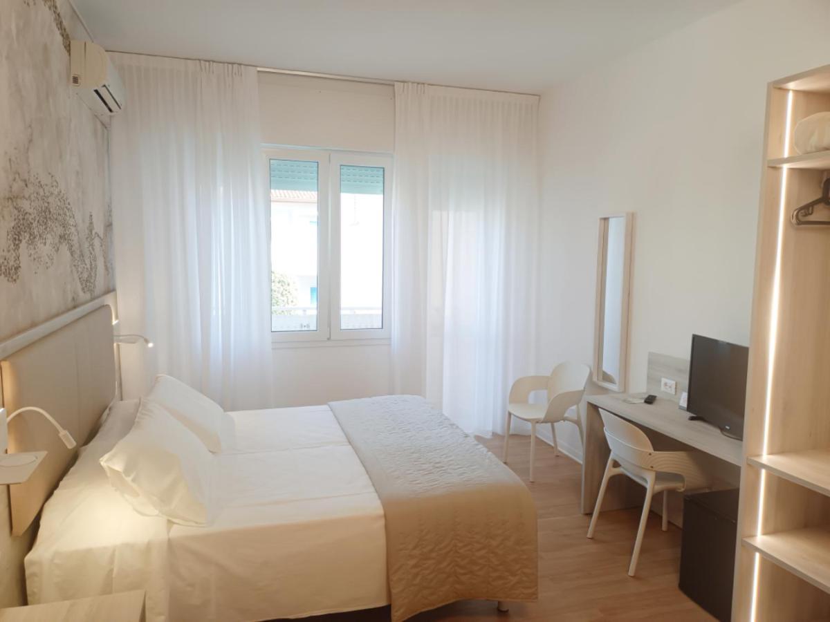 Hotel Splendid Каорле Екстериор снимка