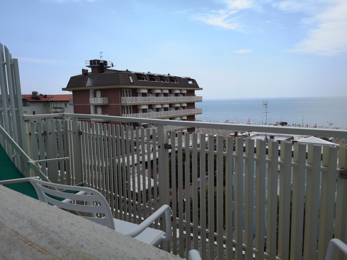 Hotel Splendid Каорле Екстериор снимка